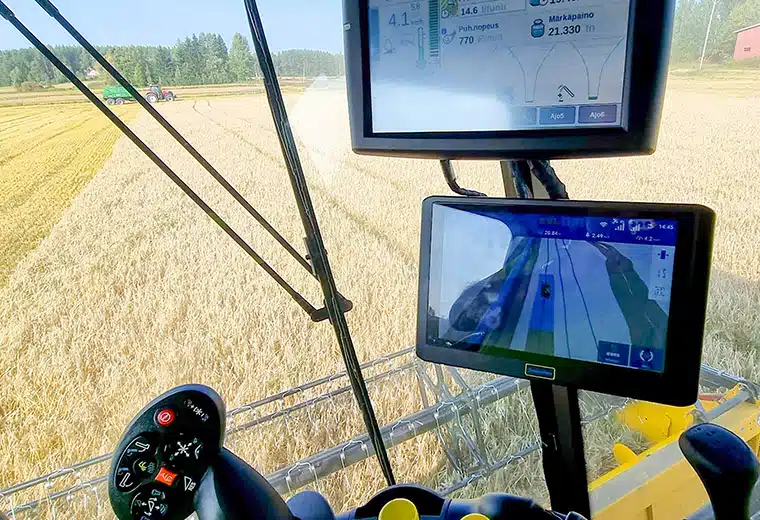 Sveaverken Antti Turkan puimurissa viljapellolla.